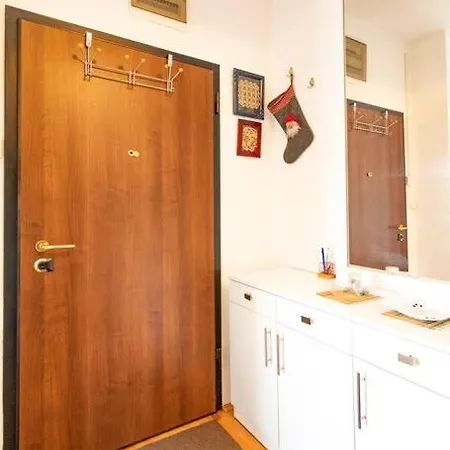 Апартаменти Convenient, Family-friendly And Stylish 3 Bed *