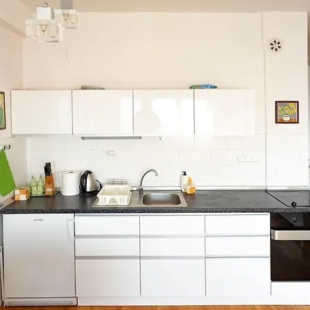 Convenient, Family-friendly And Stylish 3 Bed *