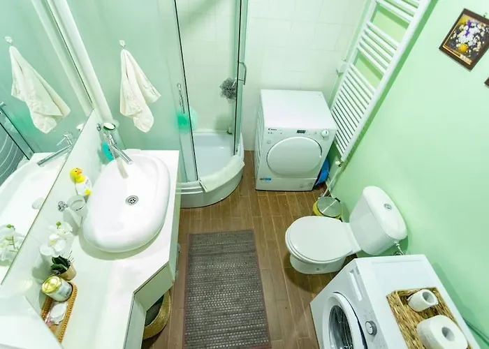 Апартаменти Convenient, Family-friendly And Stylish 3 Bed *