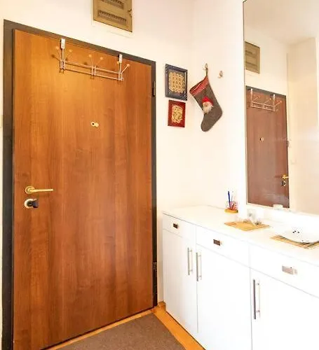 Апартаменти Convenient, Family-friendly And Stylish 3 Bed *