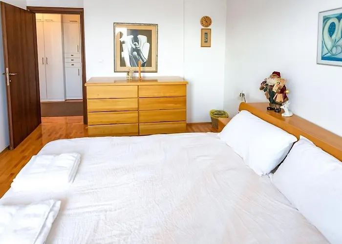 Convenient, Family-friendly And Stylish 3 Bed Апартаменти *